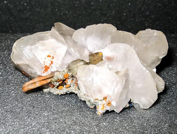 凝固时间的脉络 矿物晶体与天然石材的微观美学